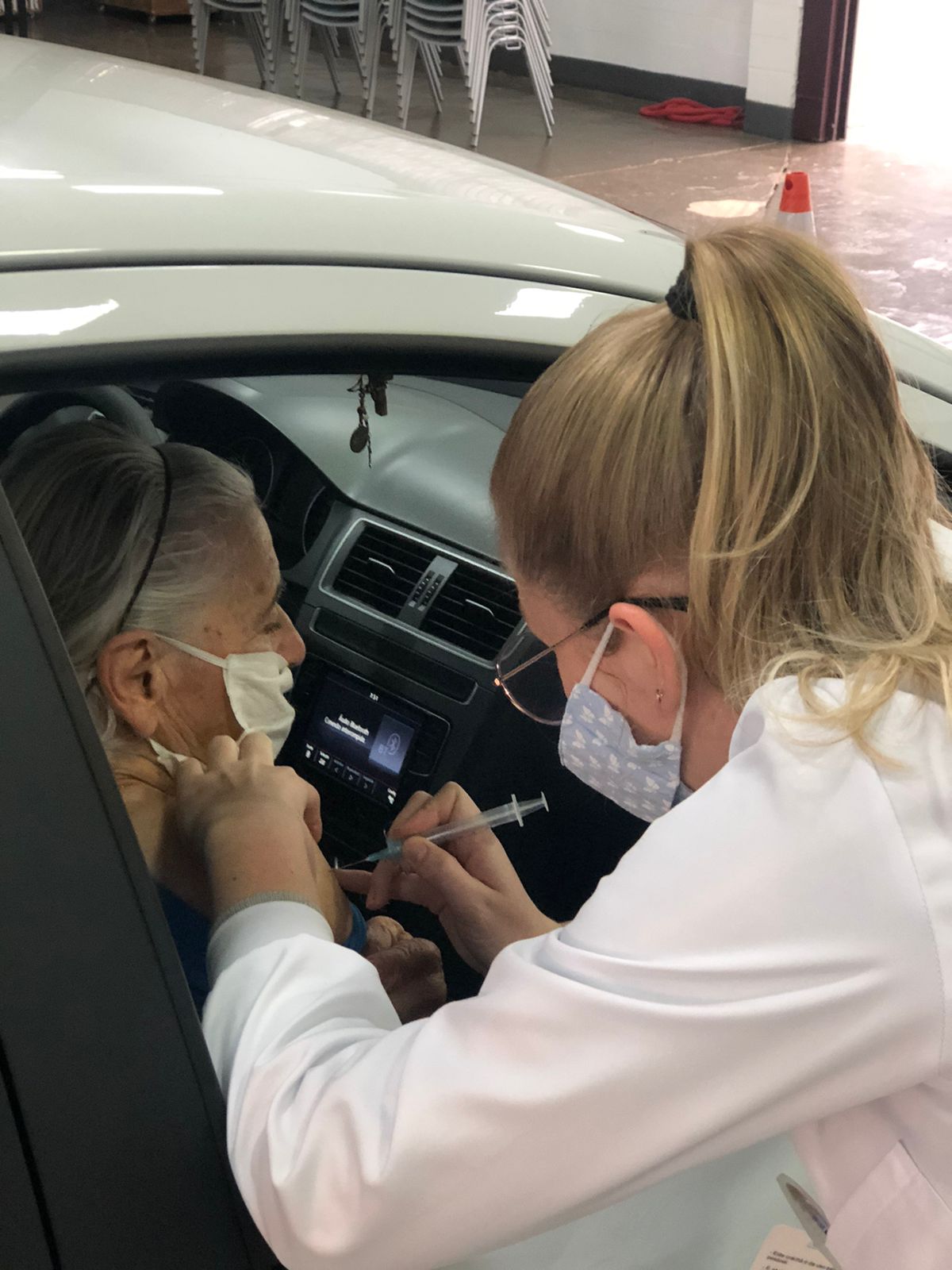 MUNÍCIPES ACIMA DE 85 ANOS RECEBEM A TERCEIRA DOSE DA VACINA CONTRA A COVID-19